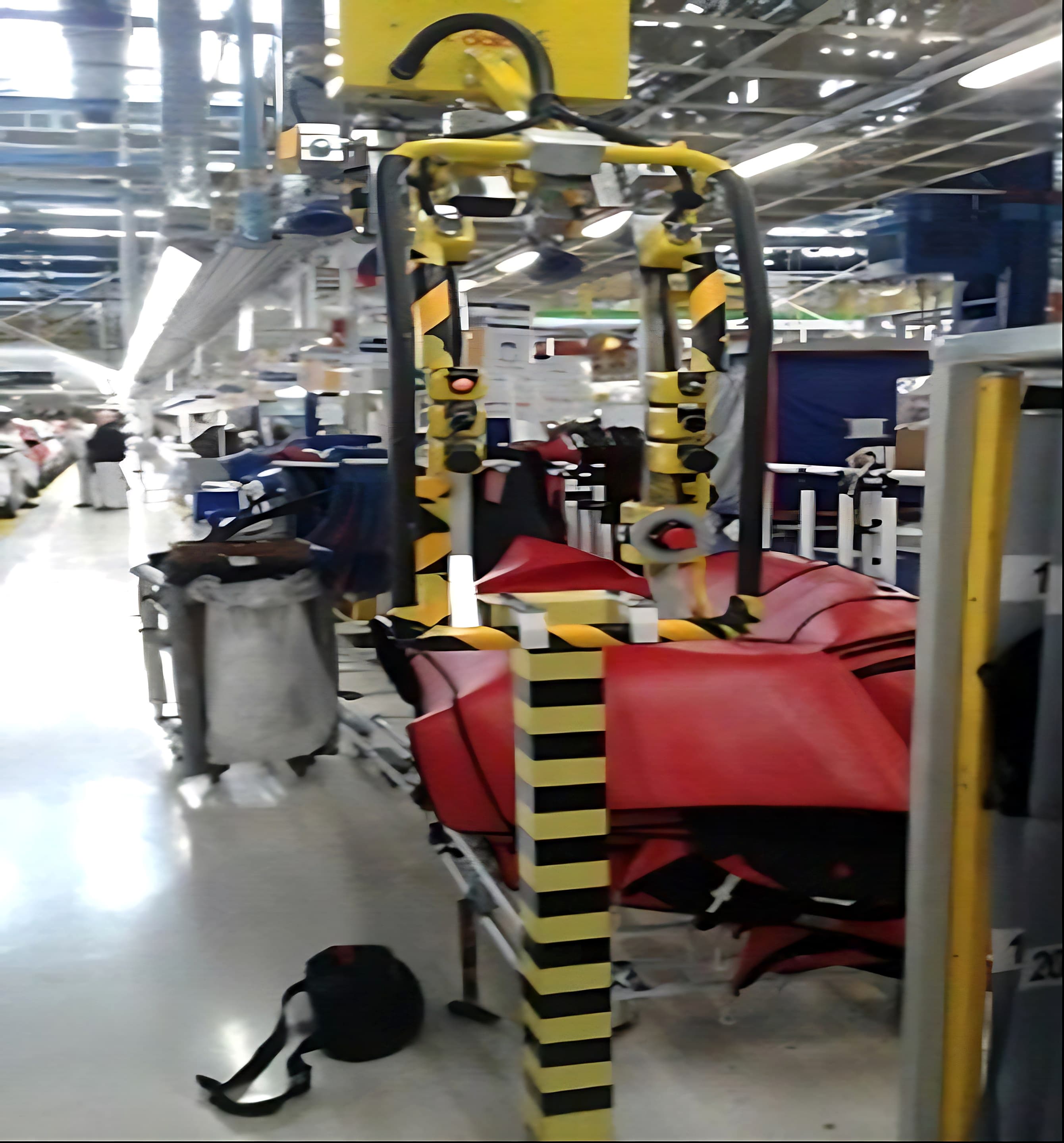 Manipolatore industriale CRT su linea di montaggio automotive