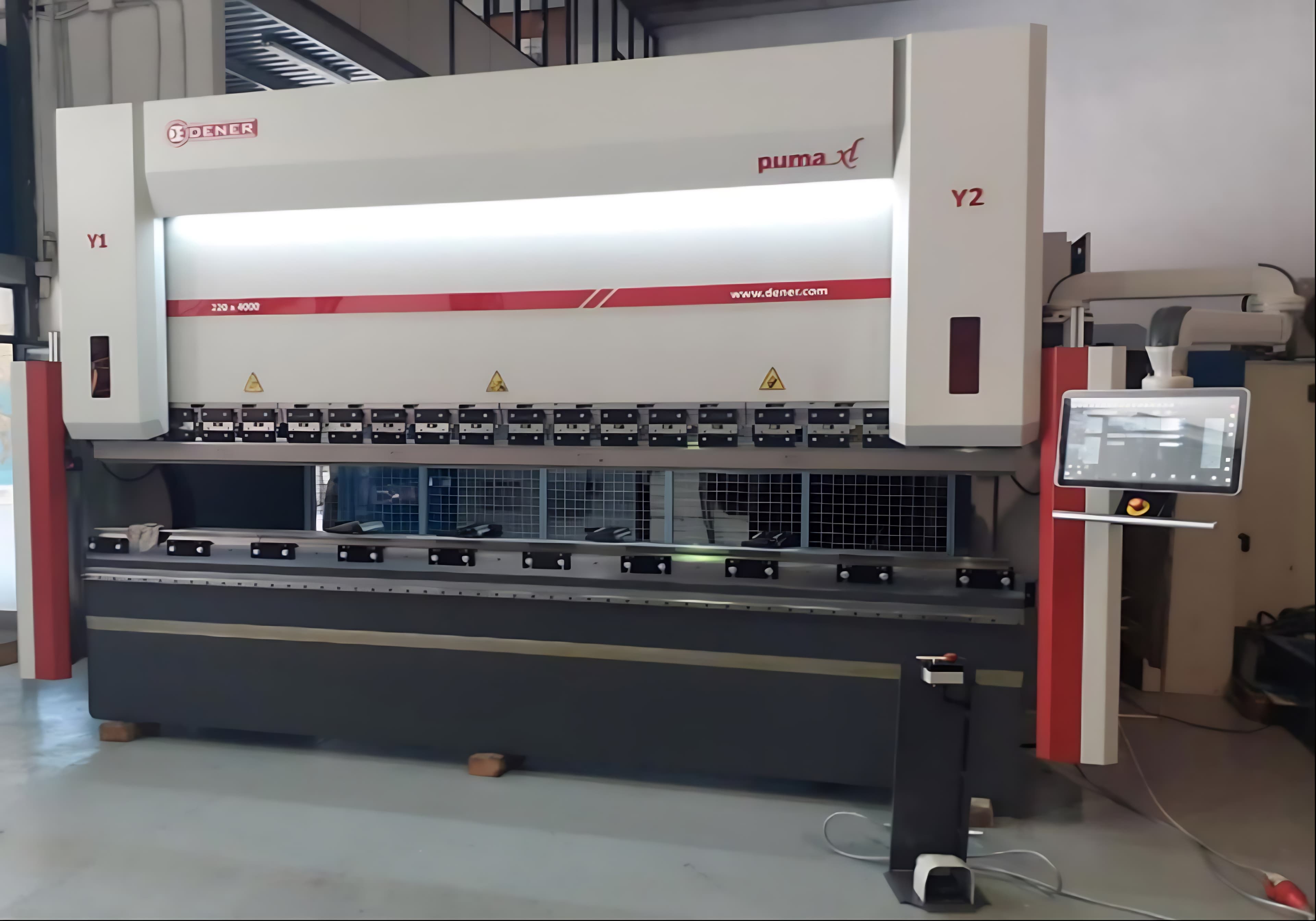 Pressa piegatrice Dener nell'officina CRT