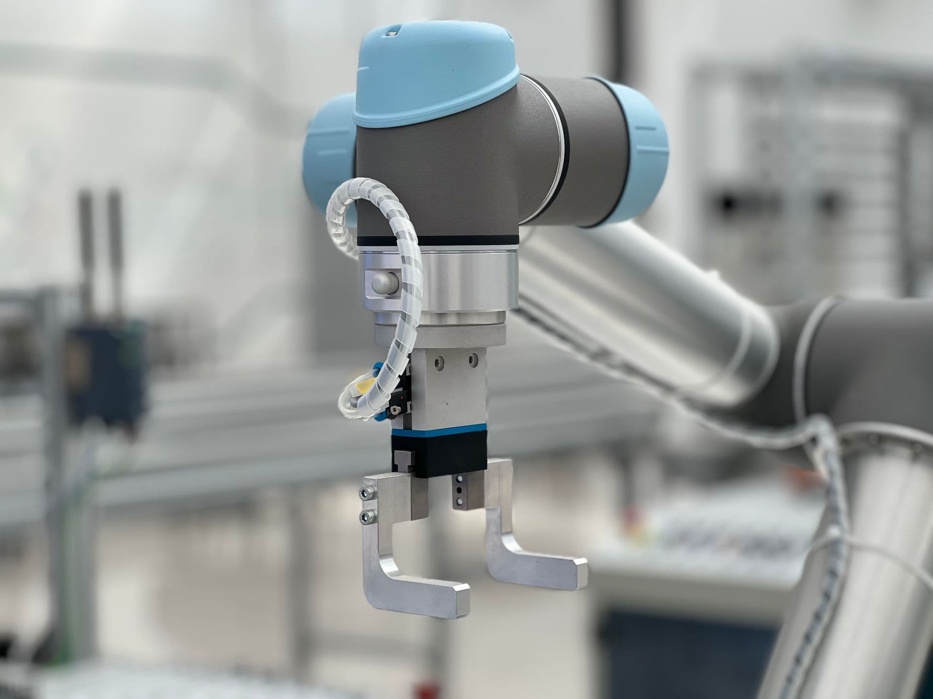 Robot industriale a bordo linea in una cella di automazione